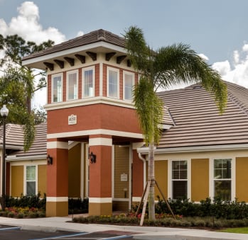 Colonial Lake Apartments